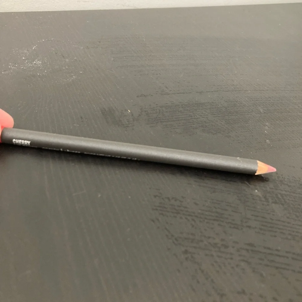 New MAC Cherry Lip Pencil in Red - Picture 8 of 8